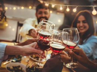 Pourquoi dit-on « tchin tchin » en trinquant ?